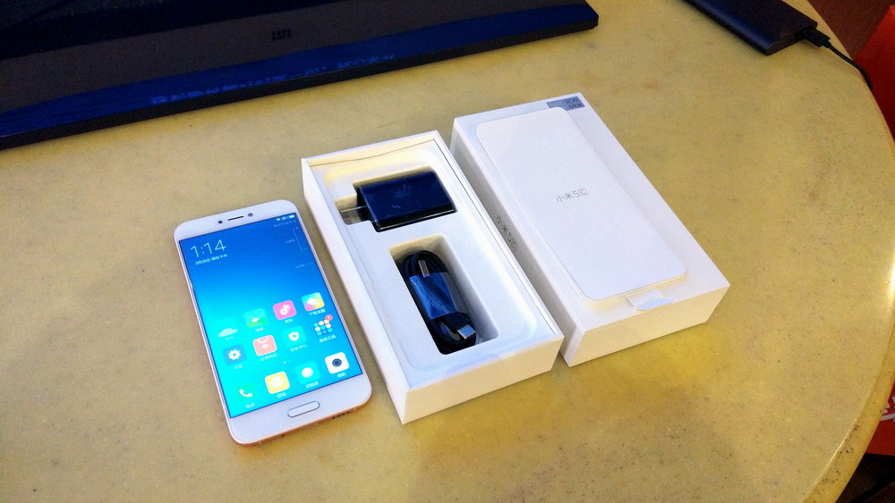 这是一部真小米手机,又轻又薄的小米手机5c