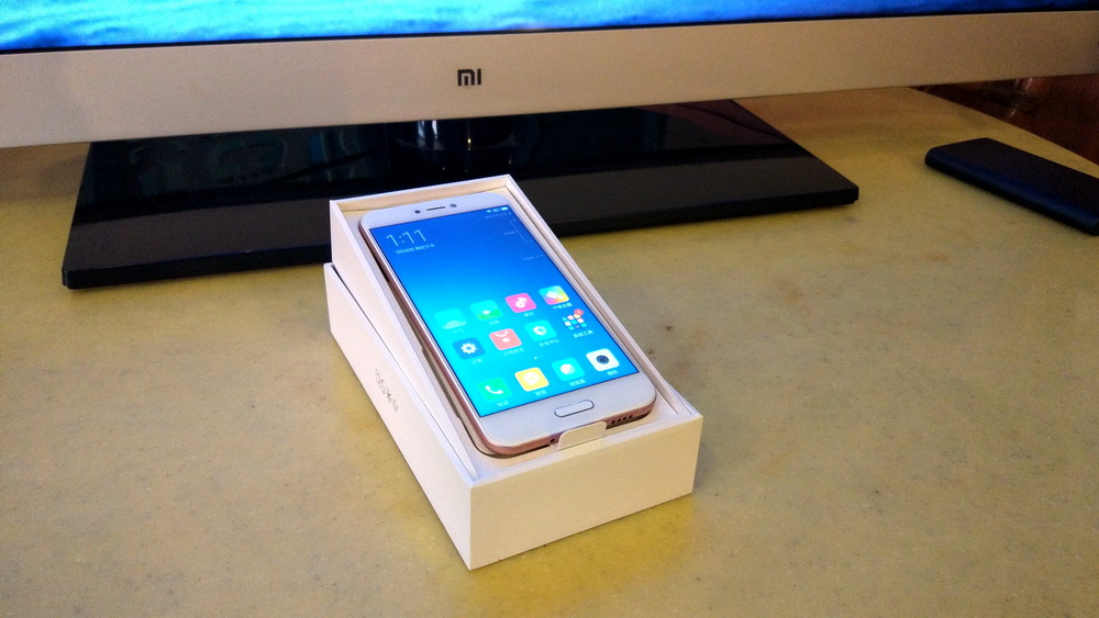 这是一部真小米手机,又轻又薄的小米手机5c