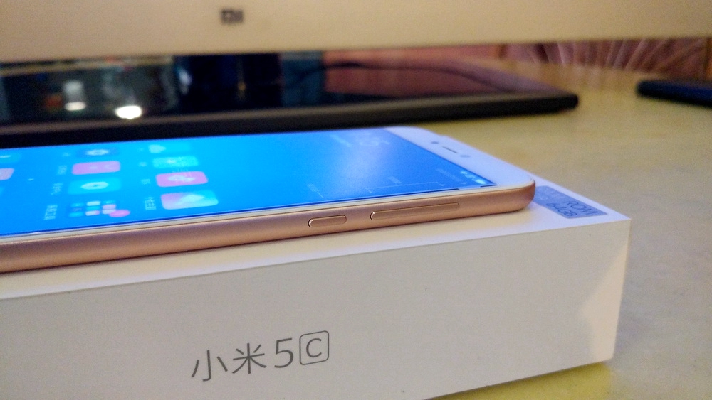 这是一部真小米手机,又轻又薄的小米手机5c