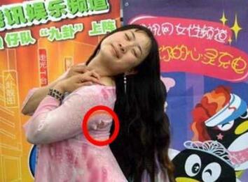 妹子你知道吗？衣服破了个口子，快点回去补补吧！