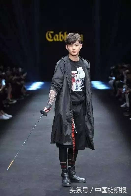 在复古的猜测中醒来，在超模的回忆中离去，在董力的一剑中沦陷