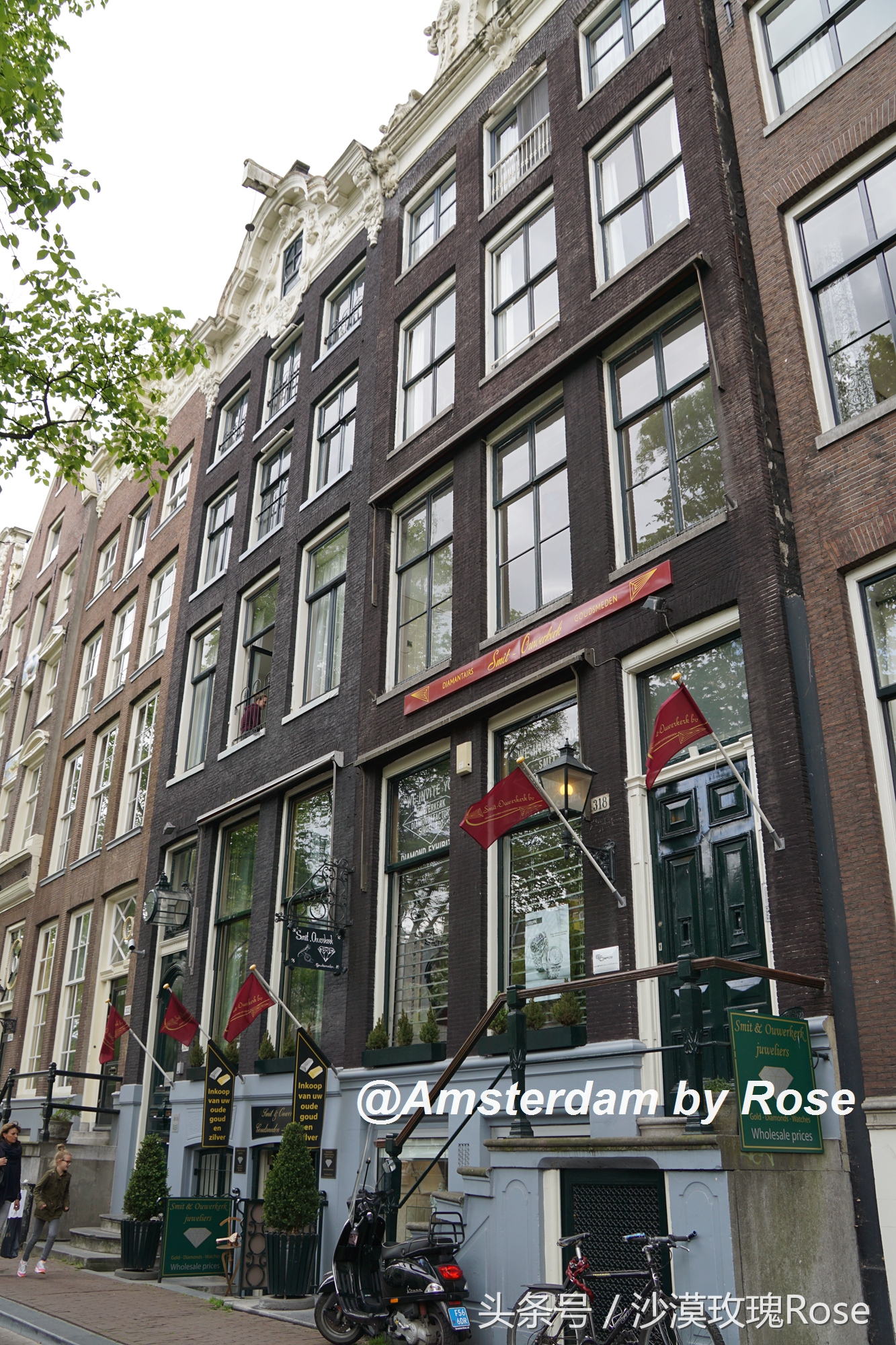 建在水上的鲜花市场，荷兰女王也骑车来买花