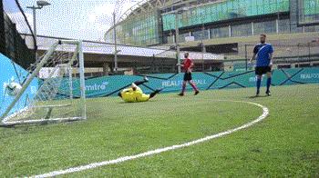 射门只会推射,射门只会兜射