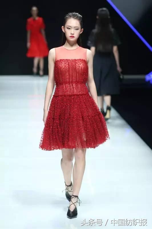 在复古的猜测中醒来，在超模的回忆中离去，在董力的一剑中沦陷