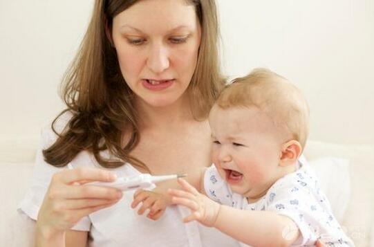 宝宝发烧了怎么办推拿手法,宝宝发烧了怎么办又怕是病毒肺炎