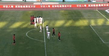 足球搞笑GIF(7):我跟你讲,你下次再这样子进球会被打的