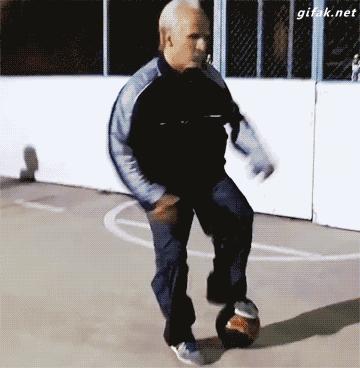 足球搞笑GIF(7):我跟你讲,你下次再这样子进球会被打的