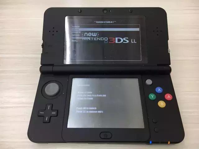 男孩子拥有的游戏机,随身携带各种各样工具的男人