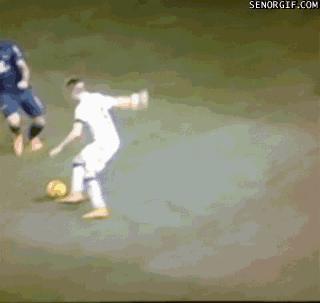 网友恶搞c罗搞笑gif图片,c罗假动作不看人传球gif