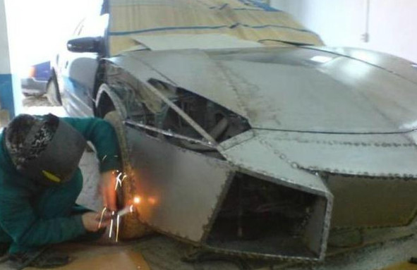 一位小伙造一台概念版兰博基尼,年轻小伙用自家破车造兰博基尼