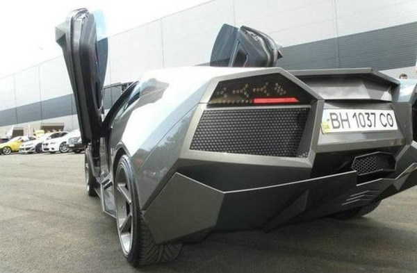 一位小伙造一台概念版兰博基尼,年轻小伙用自家破车造兰博基尼