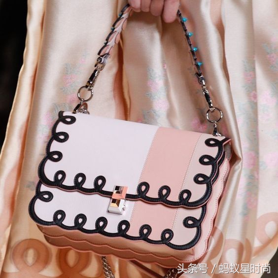 更适合年轻女孩的大牌包包,适合夏天的粉色包包推荐