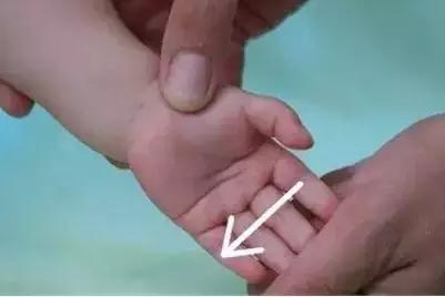 宝宝脾虚消化不良积食的推拿视频,婴儿消化不良拉奶瓣怎么调理推拿