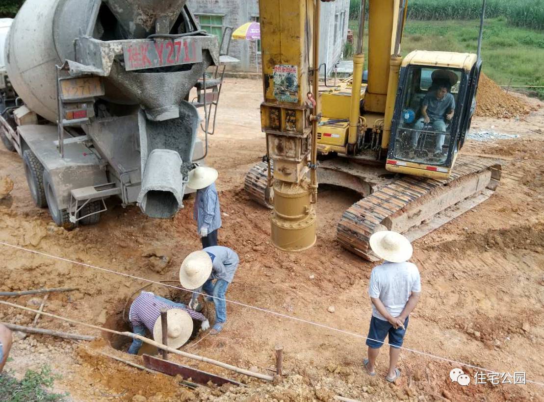 旋转楼梯挑空客厅的别墅,挑空客厅旋转楼梯别墅