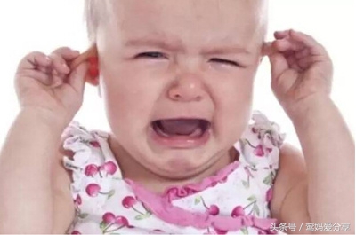 宝宝睡觉抓脸抓头躁动不安,宝宝抓大人头发抓脸怎么回事