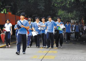 校服是我和你唯一穿过的情侣装,唯一穿过的情侣装是校服