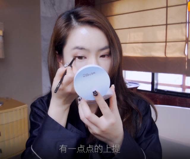 戚薇美妆教程日常化妆,戚薇惊艳美妆视频