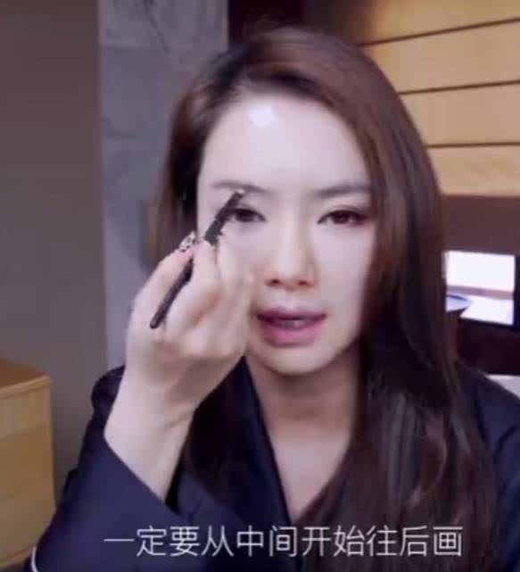 戚薇美妆教程日常化妆,戚薇惊艳美妆视频