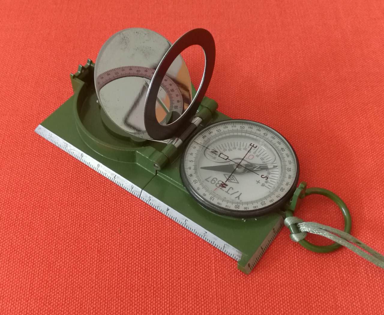 从军品店搞个指北针,学会咋用,咱们就可以玩解放军的按图行进了