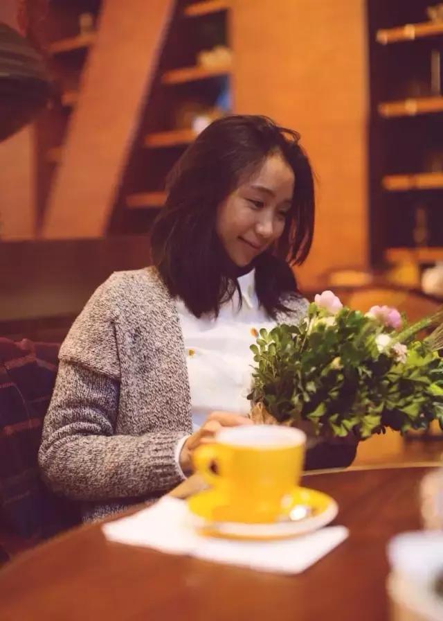 她是“成都第一私房菜美女老板”，与李易峰合作，和方大同录节目