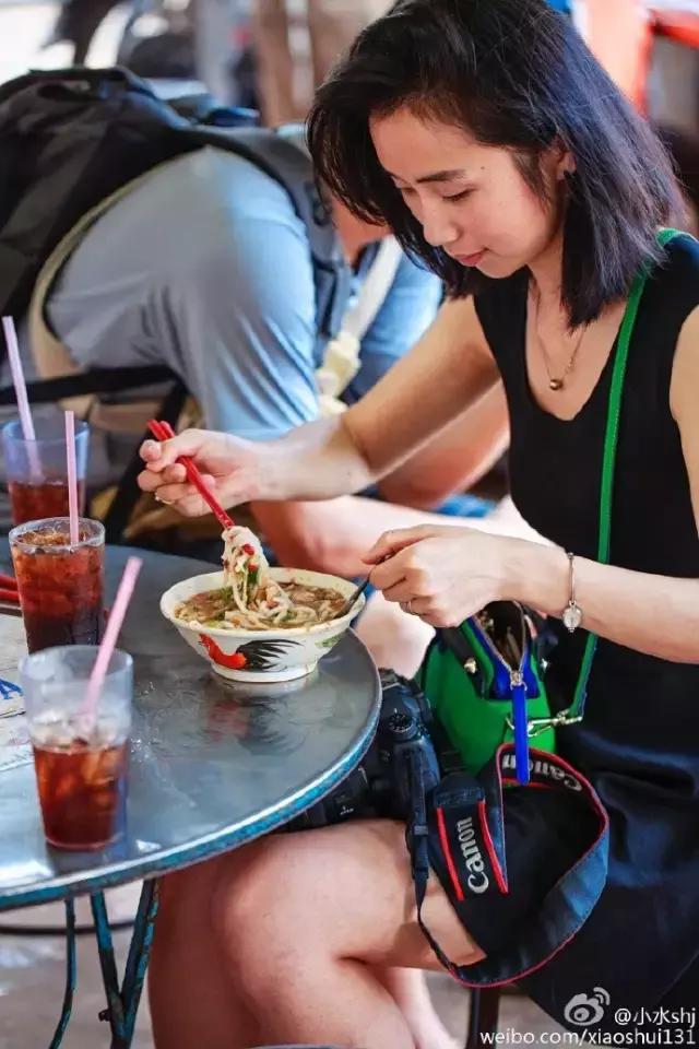 她是“成都第一私房菜美女老板”，与李易峰合作，和方大同录节目