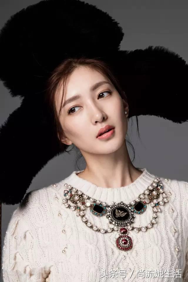 45岁的高圆圆和25岁的周冬雨,周冬雨高圆圆淡妆