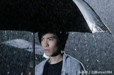 别傻了,你以为萧敬腾真是雨神,都是套路