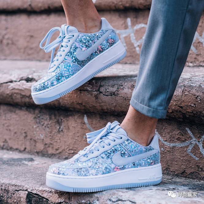 缤纷清爽的粉蓝色系球鞋,摇身成为漂漂型格少女