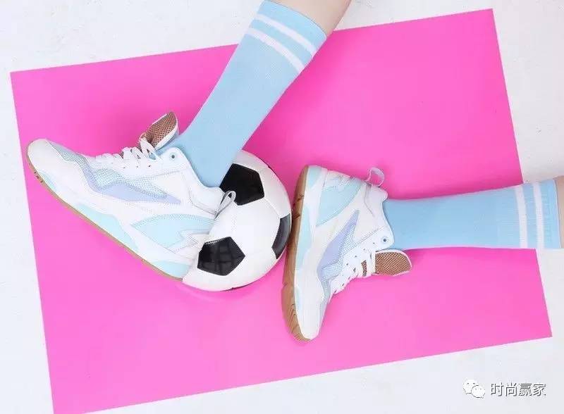 缤纷清爽的粉蓝色系球鞋,摇身成为漂漂型格少女