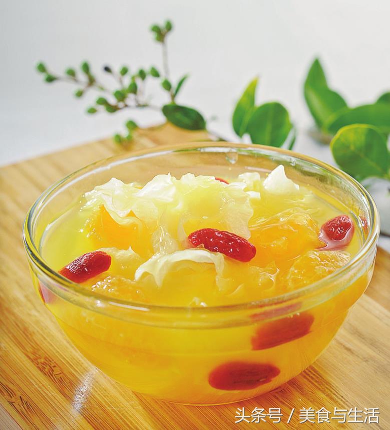 这道银耳汤润肺止咳，入口即化，简单易做，人人爱喝