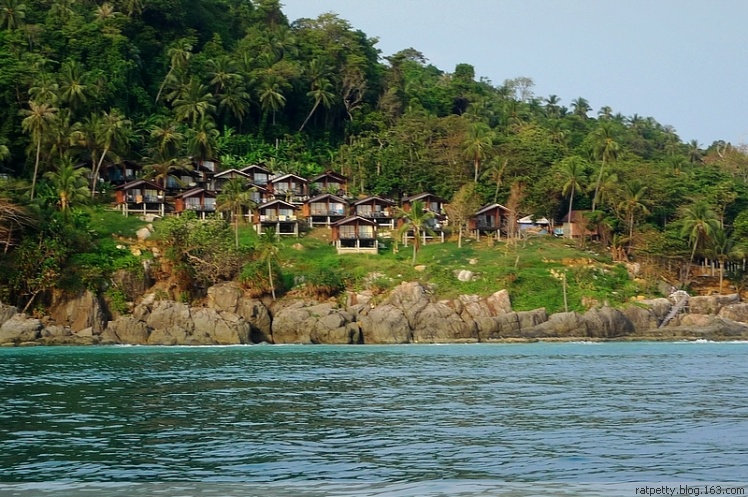 没有电没有通讯的孤独小岛生态奇好，巨大的蜥蜴自在游玩不怕人