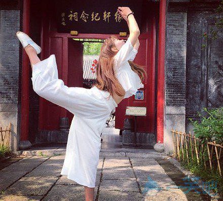 兄弟你穿衣服倒是长点心,这到底是几个意思