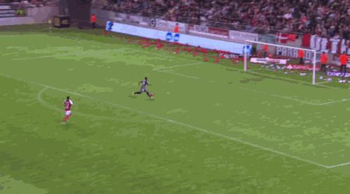 足球搞笑GIF(7):我跟你讲,你下次再这样子进球会被打的