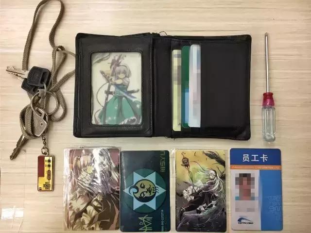 男孩子拥有的游戏机,随身携带各种各样工具的男人