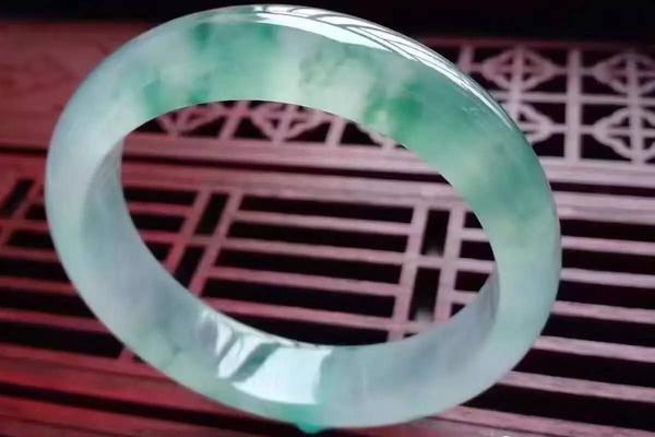 翡翠玉镯如何选购好看,如何挑选翡翠玉镯的好坏