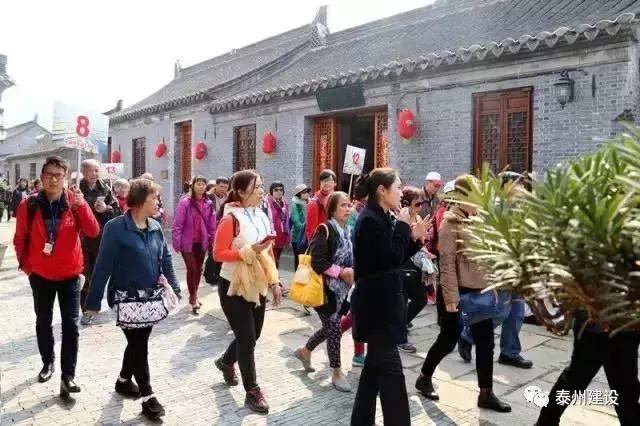 广东首次开往泰州的“花境”梦东南专列近600名游客畅游稻河湾