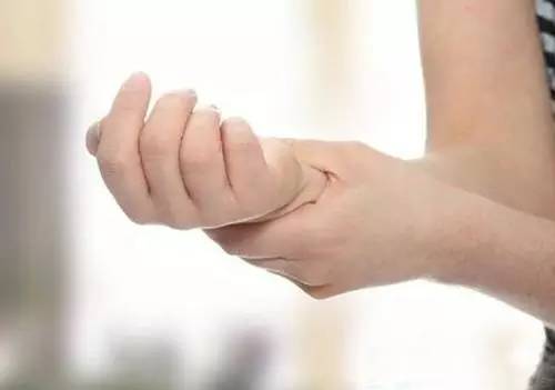 一招让你缓解手腕疼痛，再忽略这些细节你就该提前退役了