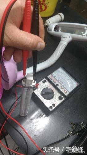 小台灯充不进去电该怎么修,小台灯按钮按不下去怎么修