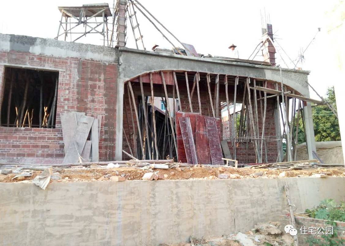 旋转楼梯挑空客厅的别墅,挑空客厅旋转楼梯别墅