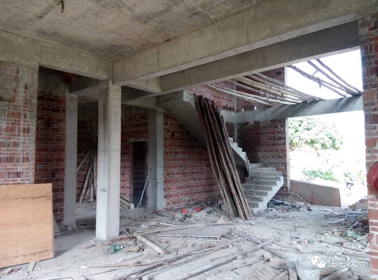 旋转楼梯挑空客厅的别墅,挑空客厅旋转楼梯别墅