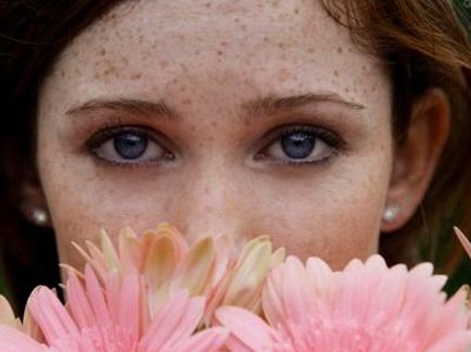 女人脸上长斑的原因和处理方法,女人脸上长斑是什么原因如何解决