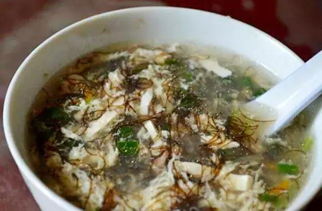 青岛市场火的小吃,最近很火的青岛菜