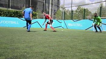 射门只会推射,射门只会兜射