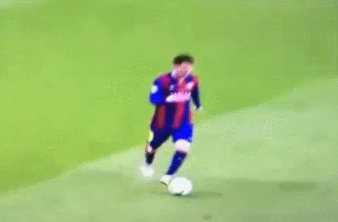 足球搞笑GIF(7):我跟你讲,你下次再这样子进球会被打的