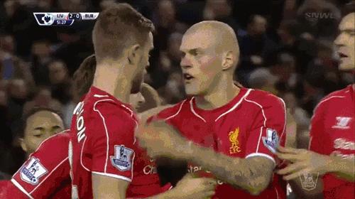 足球搞笑GIF(7):我跟你讲,你下次再这样子进球会被打的