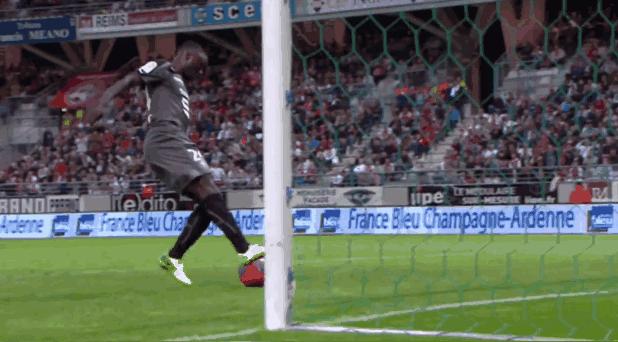 足球搞笑GIF(7):我跟你讲,你下次再这样子进球会被打的