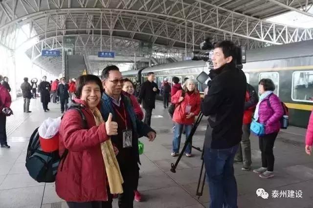 广东首次开往泰州的“花境”梦东南专列近600名游客畅游稻河湾