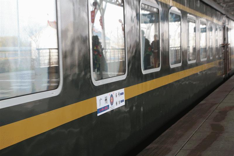 广东首次开往泰州的“花境”梦东南专列近600名游客畅游稻河湾