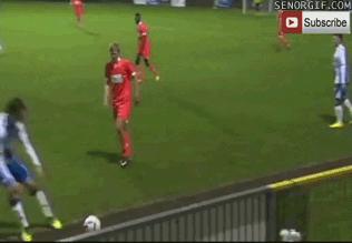 网友恶搞c罗搞笑gif图片,c罗假动作不看人传球gif