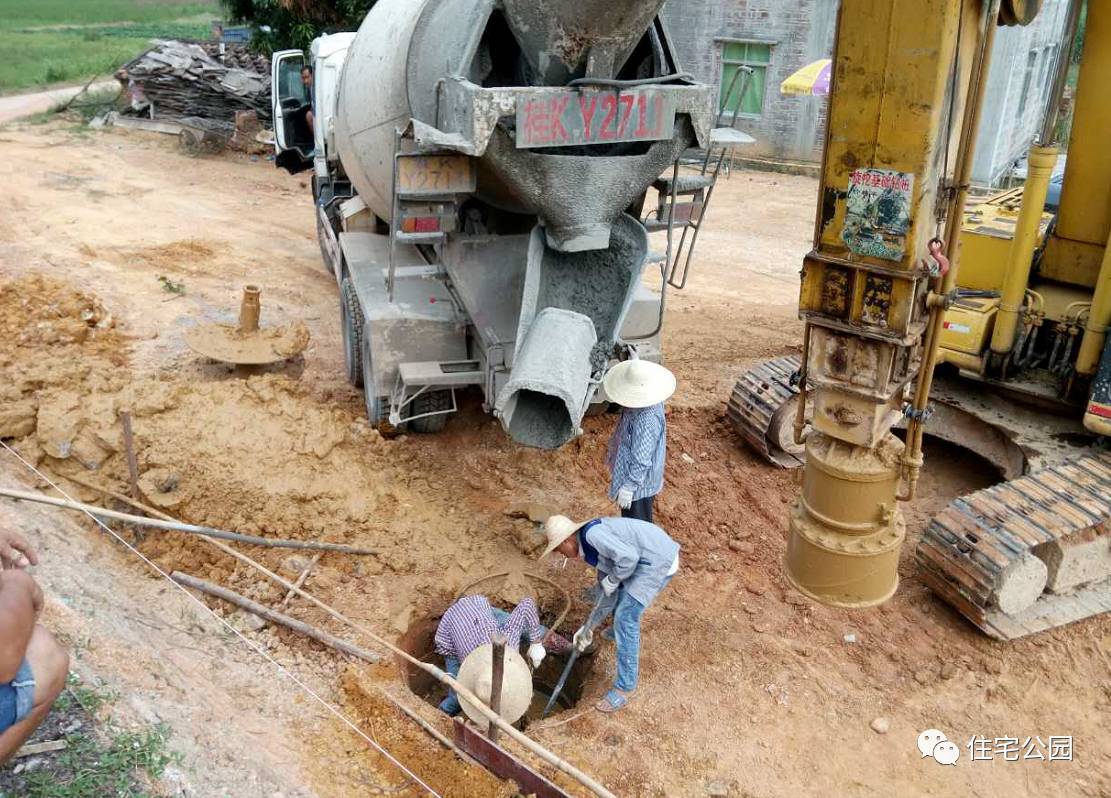 旋转楼梯挑空客厅的别墅,挑空客厅旋转楼梯别墅